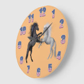 戦っている白黒馬 ラージ壁時計 (傾斜)