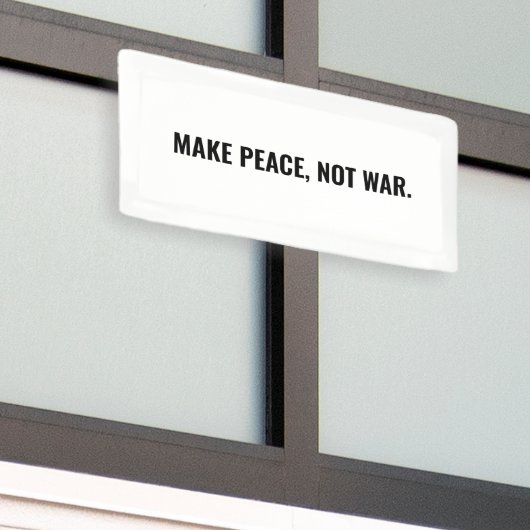 戦争ではなく平和をホワイトブラックの文字ミニマル 横断幕 (ビルの外側)