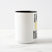 戦争ではなく平和を広める ツートーンマグカップ (中央)