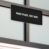 戦争ではなく平和を白黒文字 横断幕 (ビルの外側)