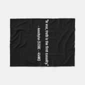 戦争では、真実は最初の犠牲者である – Aeschylus フリースブランケット (正面(横))