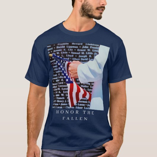 戦争で亡くなった勇敢な英雄たちへの追悼Tシャツ Tシャツ (正面)