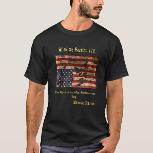 戦争で引き裂かれたアメリカの動揺して国旗が逆さまに Tシャツ (正面)