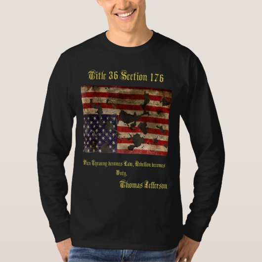 戦争で引き裂かれたアメリカの動揺して国旗が逆さまに Tシャツ (正面)