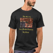 戦争で引き裂かれたアメリカ国旗の苦悩が逆さまに Tシャツ (正面)