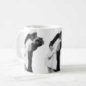 戦争のキスの端 コーヒーマグカップ (正面左)