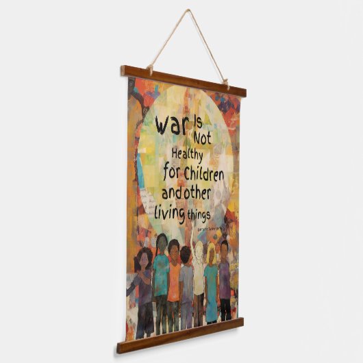 戦争は子どもの引用文には不健全 吊り下げ型タペストリー (傾斜あり)