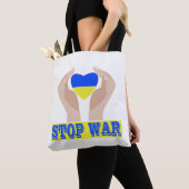 戦争を止めろ ウクライナ国旗を手に抱えたハート トートバッグ (クローズアップ)