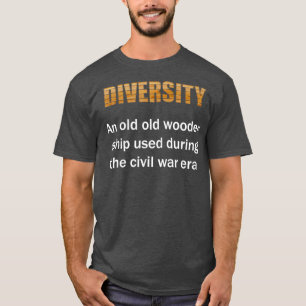 戦争中に使われた古い木製の船の多様性 Tシャツ