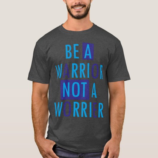 戦士であれ、心配事でいるな モチベーションTシャツ Tシャツ (正面)