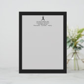 戦士のヨガの姿勢のシルエット レターヘッド (スタンド正面)