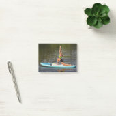 戦士1の若い女性がSUPにポーズを取る ポストイット (オフィス)