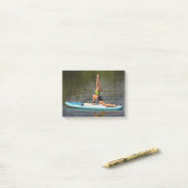 戦士1の若い女性がSUPにポーズを取る ポストイット (デスク上)