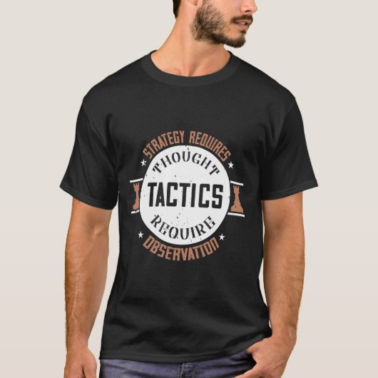 戦略は考え要求、戦術は遵守 Tシャツ (正面)