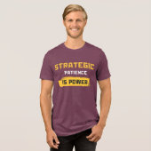 戦略的な忍耐は力なり。哲学的な名言 トライブレンドTシャツ (正面全面)