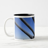 戦艦の記念物2のUSSアラバマの戦艦 ツートーンマグカップ (左)