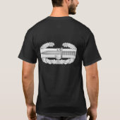 戦闘の行為のバッジ Tシャツ (裏面)
