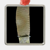 戦闘シーンと切り分けられるナイフ メタルオーナメント (正面)