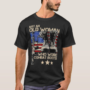 戦闘用ブーツを履いていたただの老婦人 Tシャツ