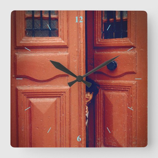 戸口にいる女の子 スクエア壁時計 (正面)