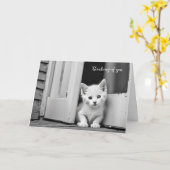 戸口の白い考え子猫 カード (黄色い花)