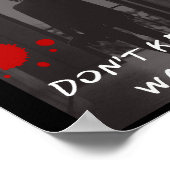 扉を開けた少女が登場する恐ろしいホラーのポスター ポスター (角)