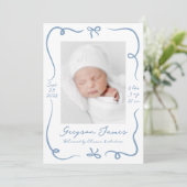 手お洒落描きダスティブルー弓2フォト誕生 案内状 (スタンド正面)