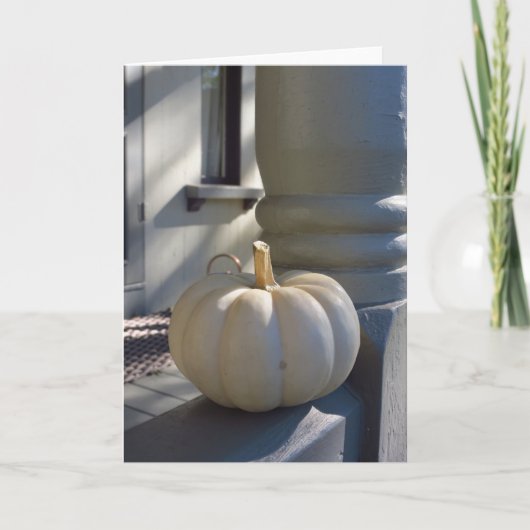 手すりに白いカボチャ – マーサのブドウ畑 カード (正面)