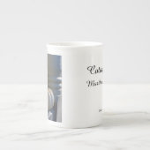 手すりに白いカボチャ – マーサのブドウ畑 ボーンチャイナマグカップ (正面)