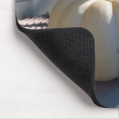 手すりに白いカボチャ – マーサのブドウ畑 マウスパッド (コーナー)