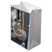 手すりに白いカボチャ – マーサのブドウ畑 ミディアムペーパーバッグ (正面アングル)