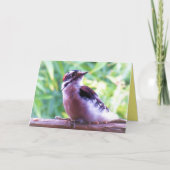 手すりに腰を下げた若い男の木ペッカー カード (正面)