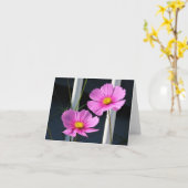 手すりを通る2つのピンクのコスモス カード (黄色い花)