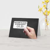 手で古いと識別する看板を持つ カード (黄色い花)