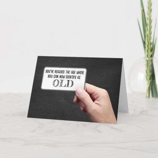 手で古いと識別する看板を持つ カード (正面)