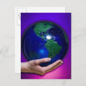手で地球を抱える ポストカード (正面/裏面)