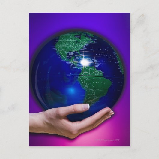 手で地球を抱える ポストカード (正面)