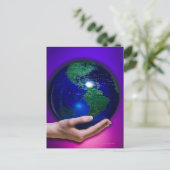 手で地球を抱える ポストカード (スタンド正面)