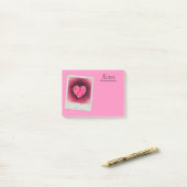 手で描いたかわいいピンクのハートをテクスチャーに描グランジく ポストイット (デスク上)