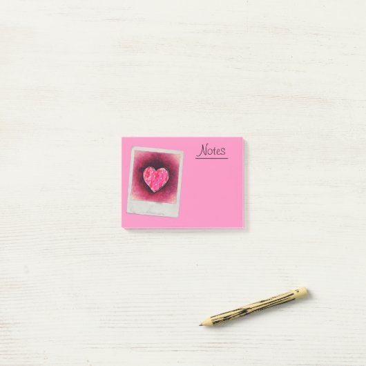 手で描いたかわいいピンクのハートをテクスチャーに描グランジく ポストイット (デスク上)