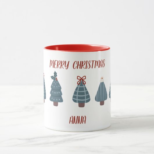 手で描いたクリスマスツリーを持つかわいいクリスマス マグカップ (中央)