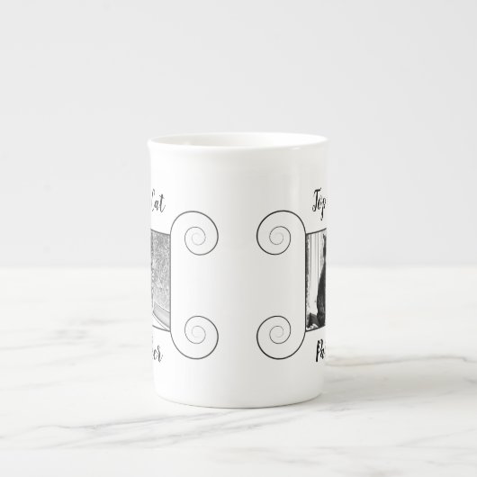 手で描いたフレームとテキストが入ったかわいい猫の写真 ボーンチャイナマグカップ (正面)