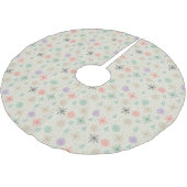 手で描いた雪片クリスマスツリー数々のカラー ブラッシュドポリエステルツリースカート (アングル)