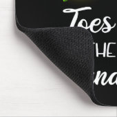 手で飲み、砂の中の足指 マウスパッド (コーナー)