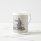 手によって動力を与えられるミシン ボーンチャイナマグカップ (正面右)