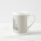 手によって動力を与えられるミシン ボーンチャイナマグカップ (右)