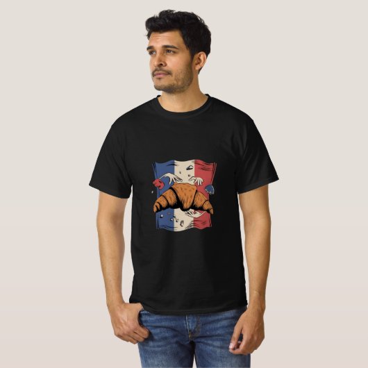 手にクロワッサンの面白い男性用Tシャツデザイン Tシャツ (正面フル)