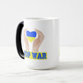 手にストップ持つ戦争ウクライナ国旗のハート モーフィングマグカップ (正面左)