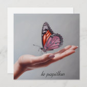 手にピンクの蝶のカスタマイズ可能 シーズンカード (正面/裏面)