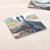 手に手を取ってレールを歩く – Romance Coaster スクエアペーパーコースター (アングル)